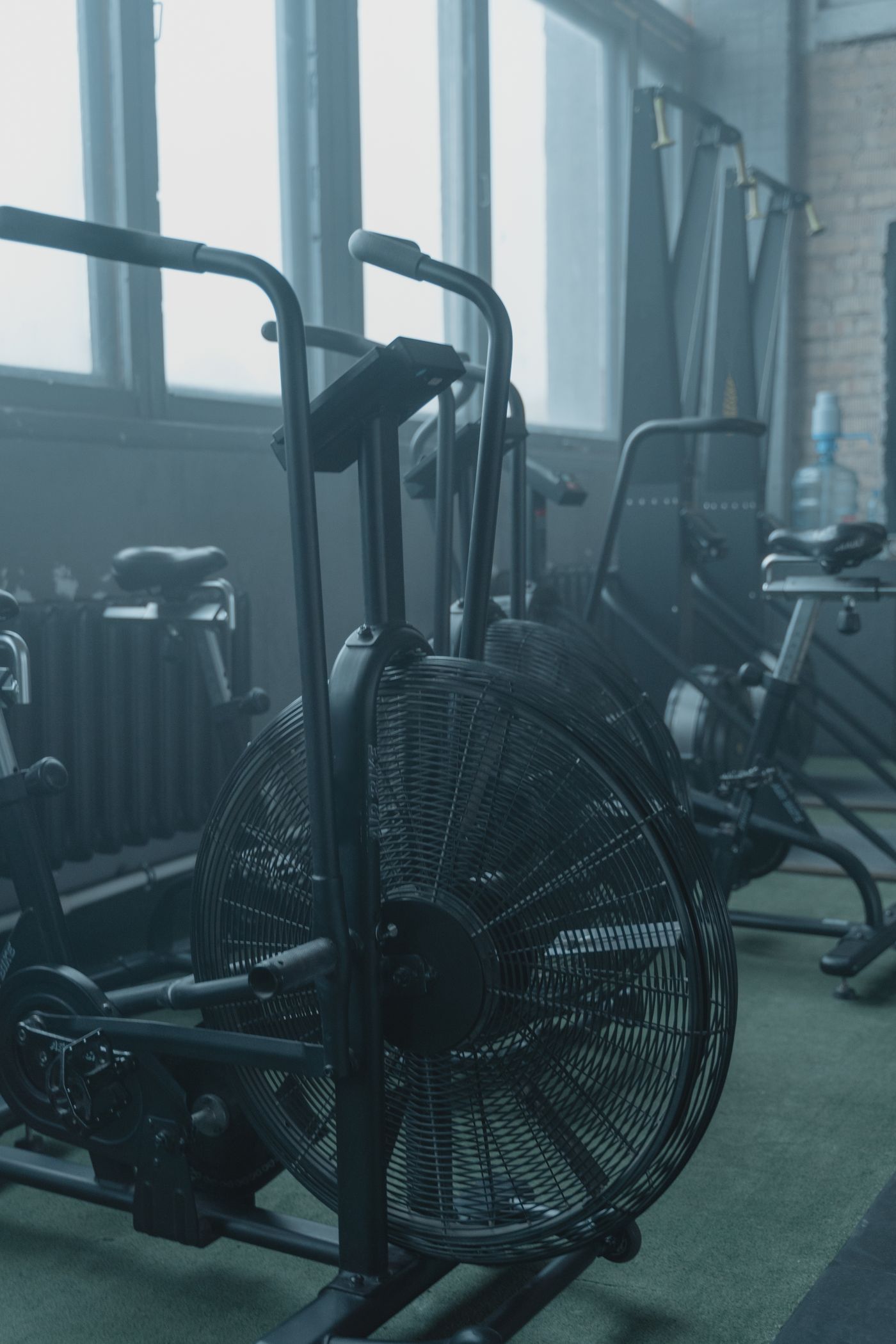 Equipamentos para exercícios cardiovasculares, em imagem provisória de referência